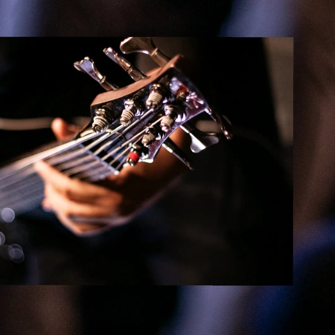 Detalle del bajo durante la grabación de Eros 433