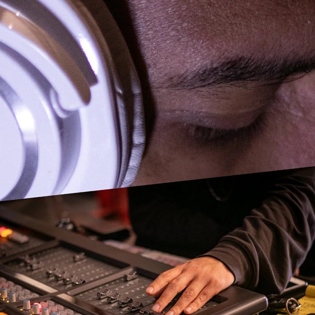 Manos sobre la consola de mezcla en Estudio Naranja