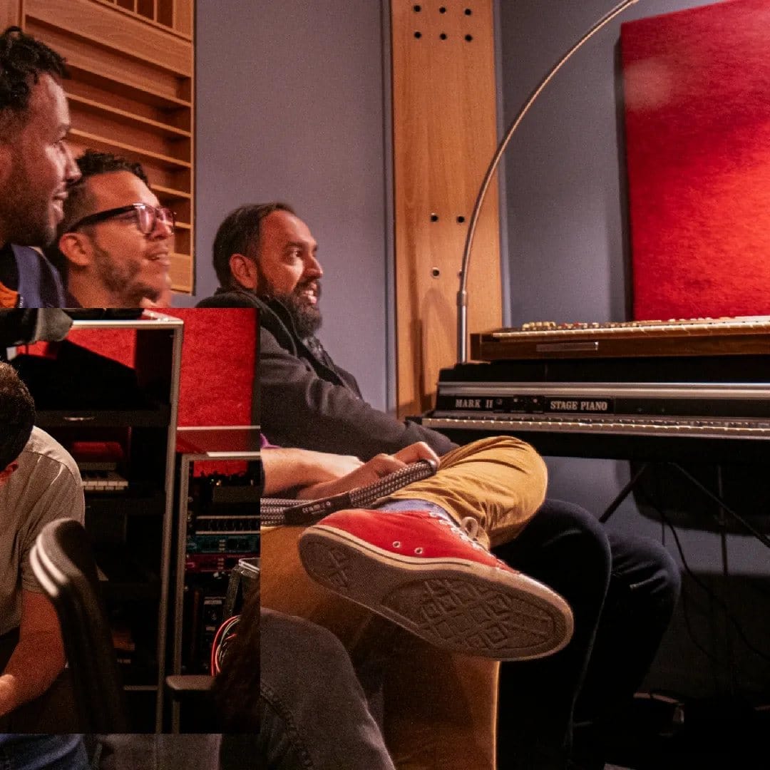 La banda escuchando una toma en Estudio Naranja