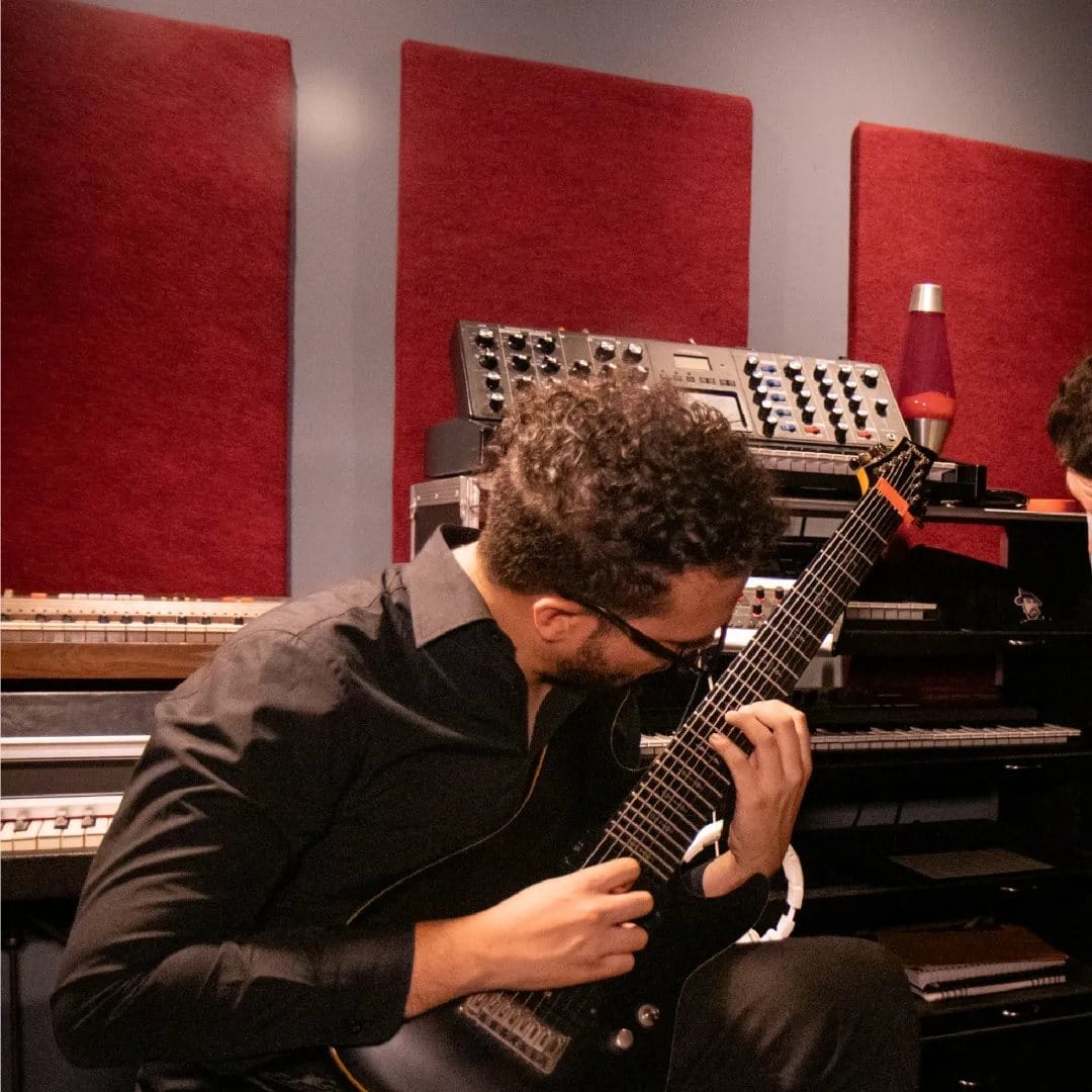 El guitarrista de Rex Marte grabando guitarras en Estudio Naranja
