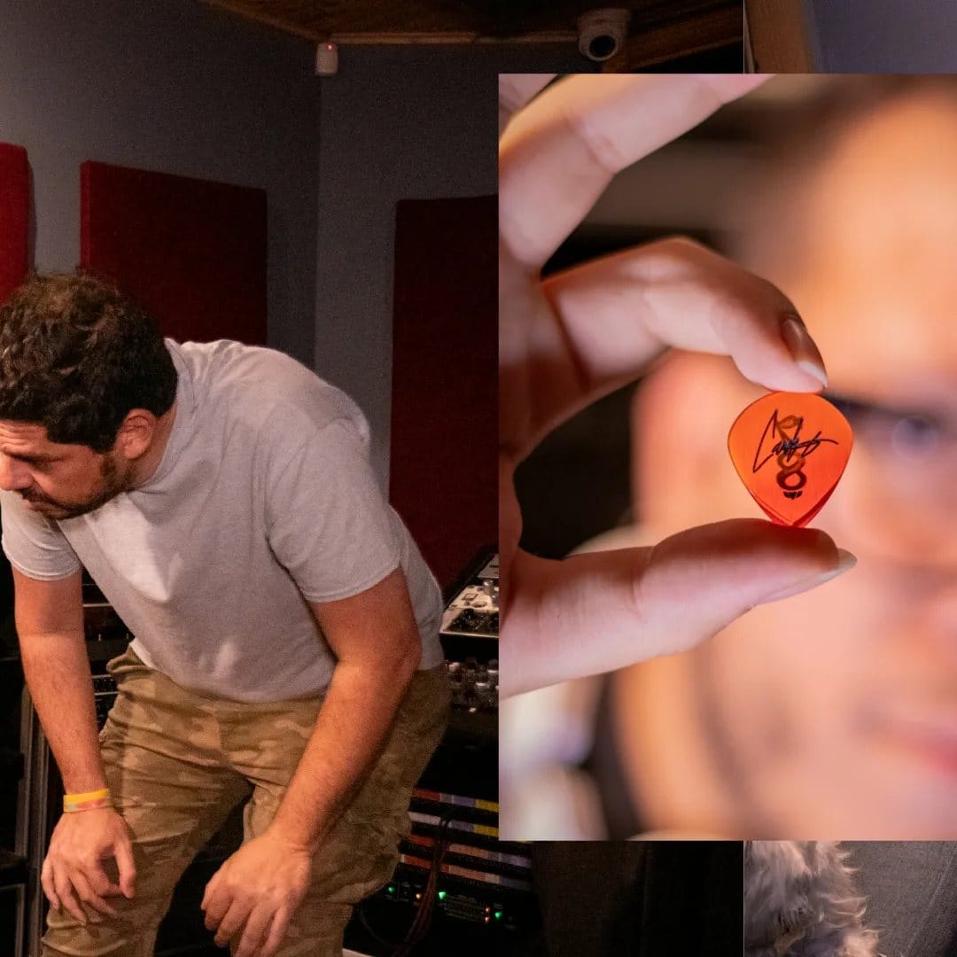 Una uñeta firmada durante la sesión de guitarras