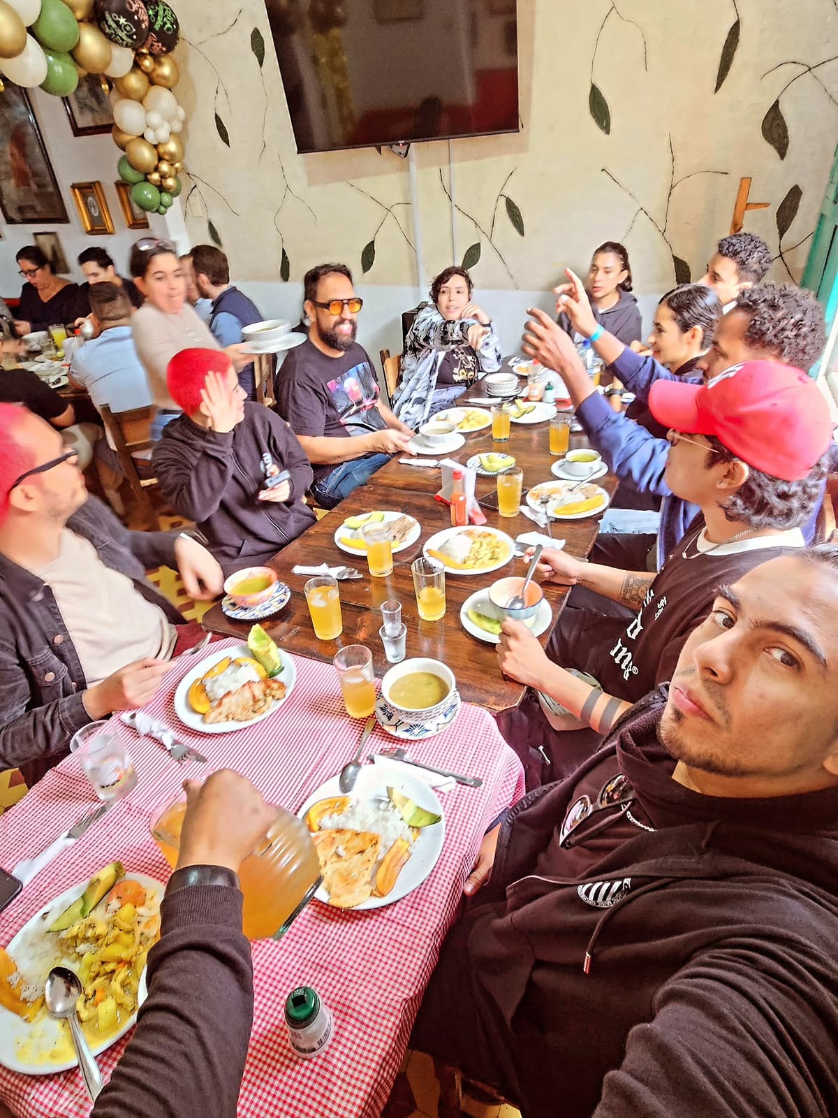 La banda compartiendo una comida en Medellín