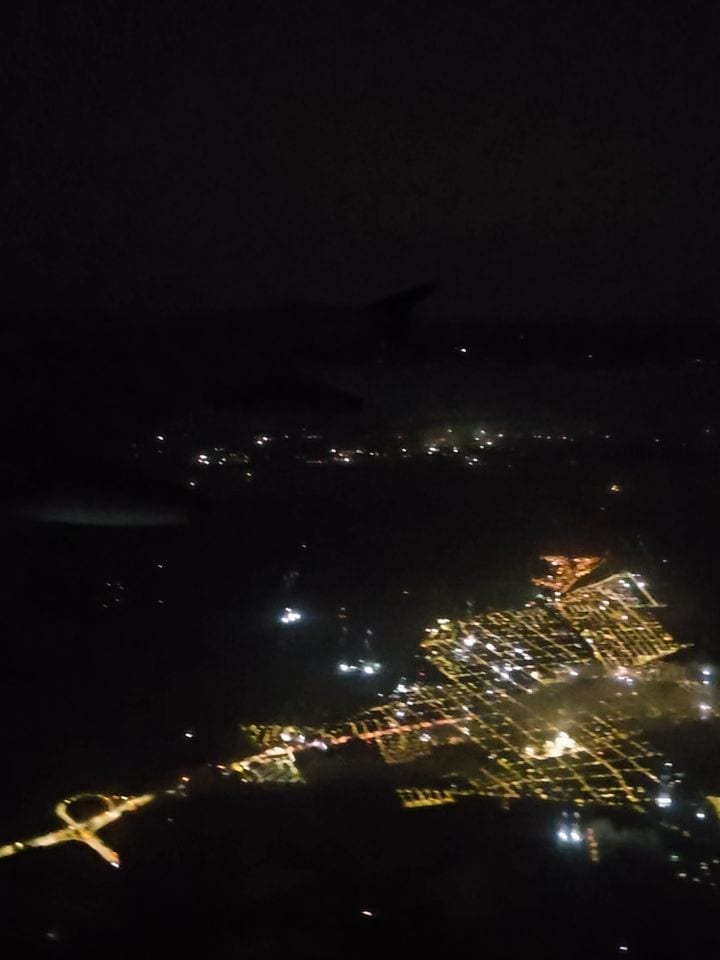 Medellín de noche vista desde el avión