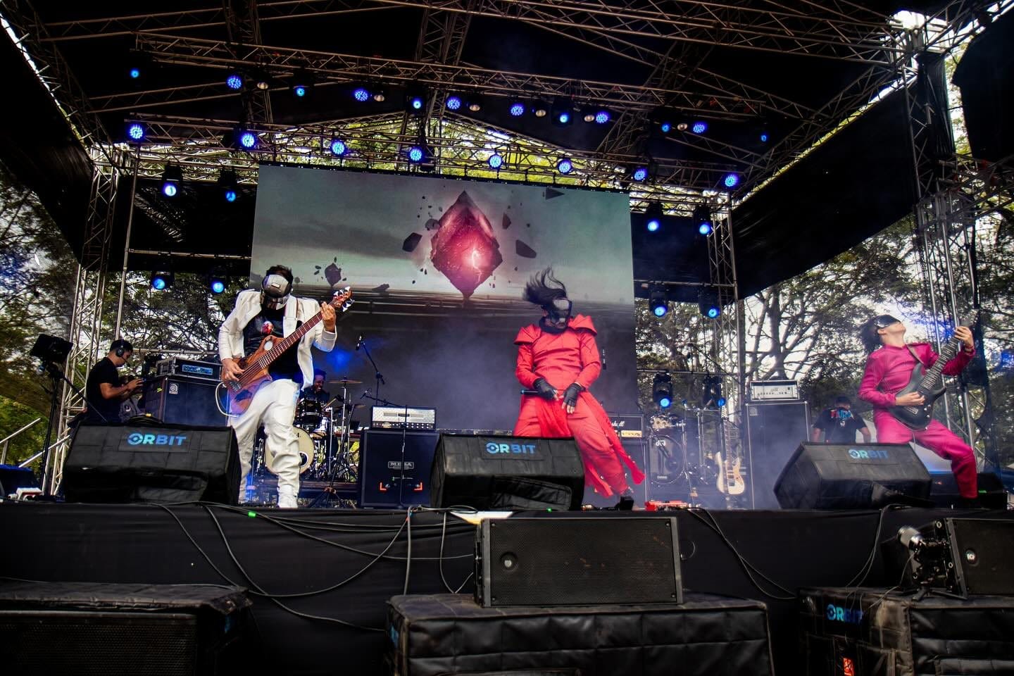 Rex Marte completo en la tarima del Festival FIURA 2024, Cali