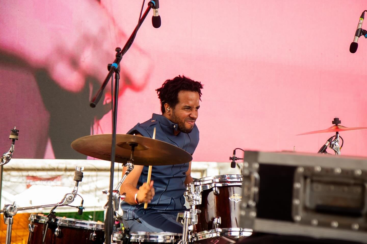 El baterista de Rex Marte sonriendo detrás de los platillos