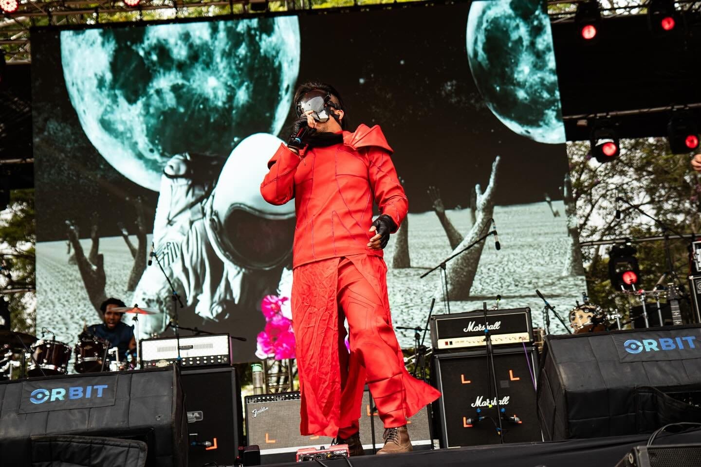 El vocalista frente a la imagen de una luna en la pantalla