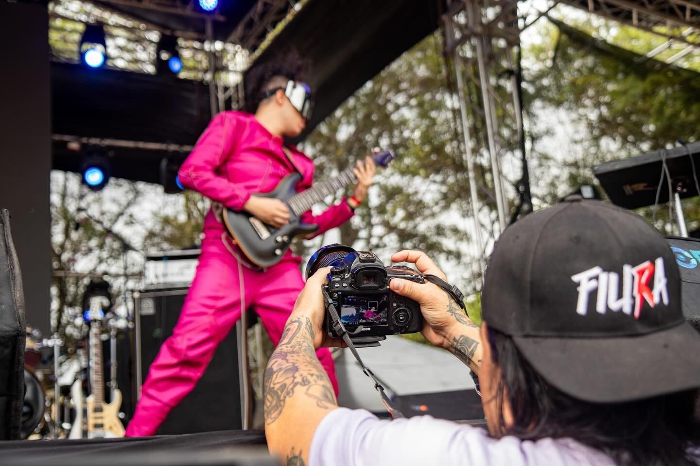 El guitarrista de Rex Marte frente a la cámara de un fotógrafo del festival