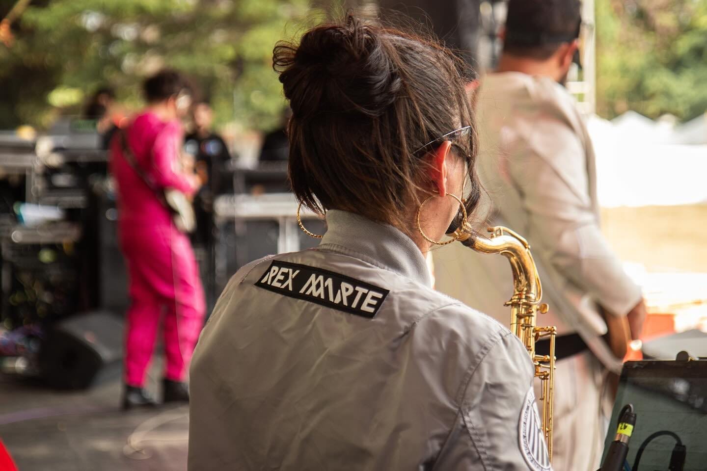 La saxofonista con chaqueta de Rex Marte esperando su entrada