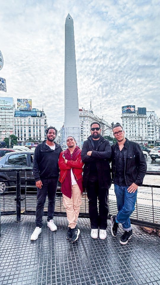 La banda frente al Obelisco de Buenos Aires
