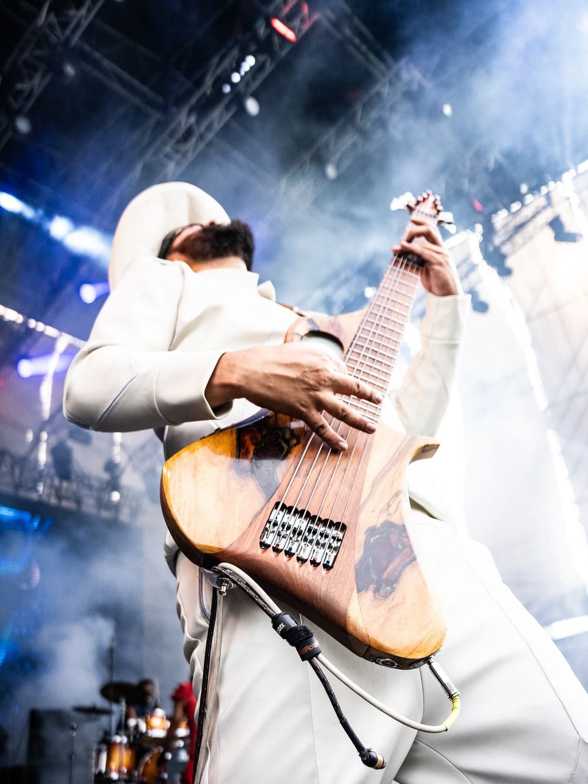 El bajista de Rex Marte, vestido de blanco, en Rock al Parque 2025