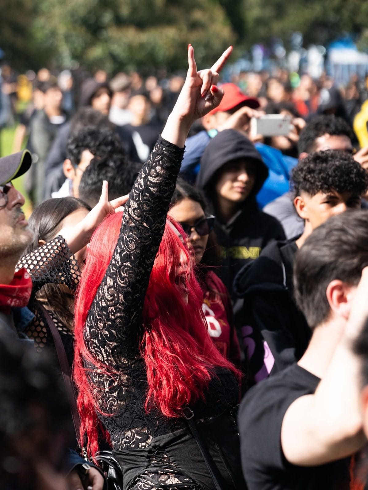 El público del Escenario Eco con las manos arriba