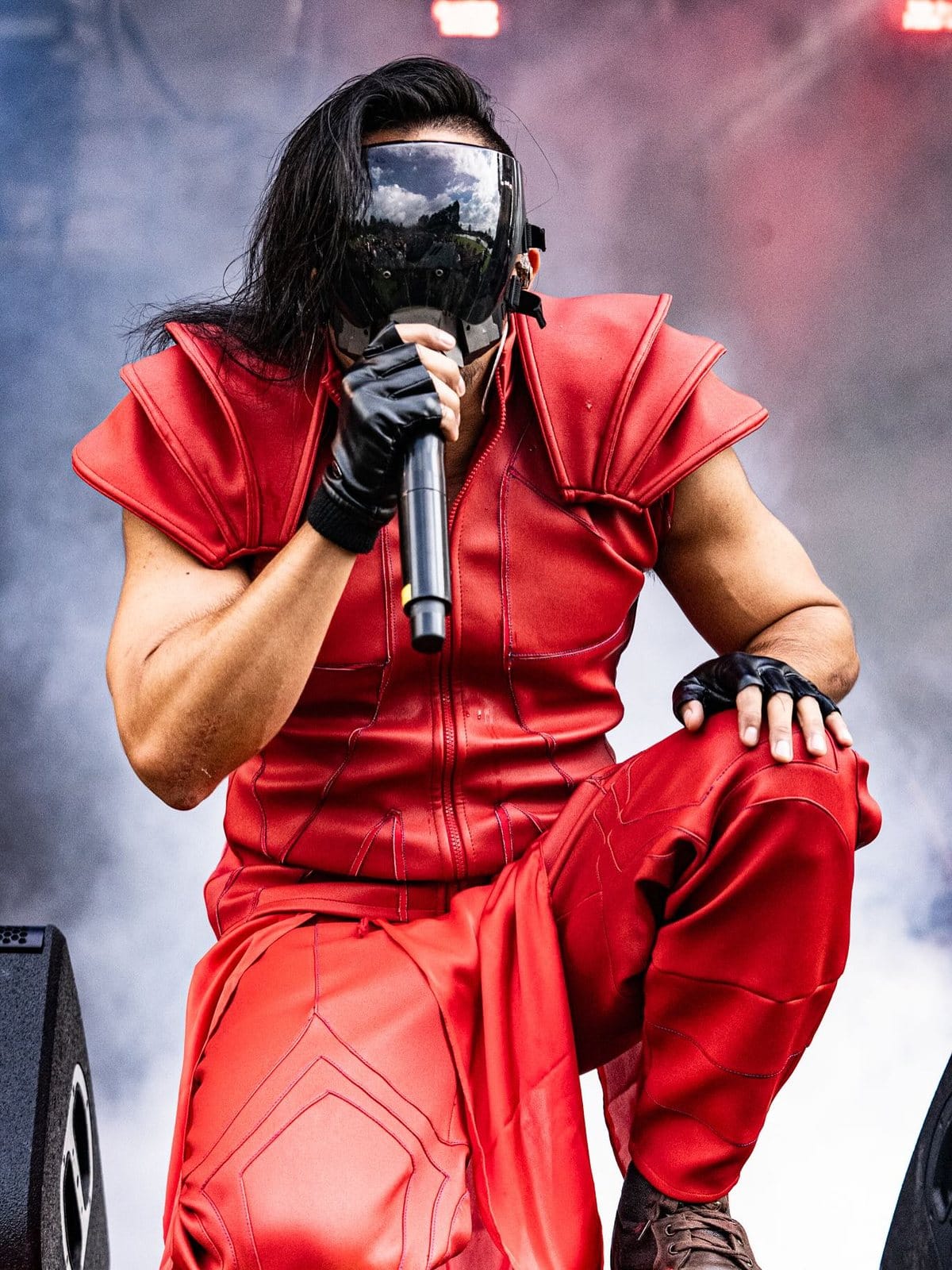 El vocalista de Rex Marte con máscara y traje rojo