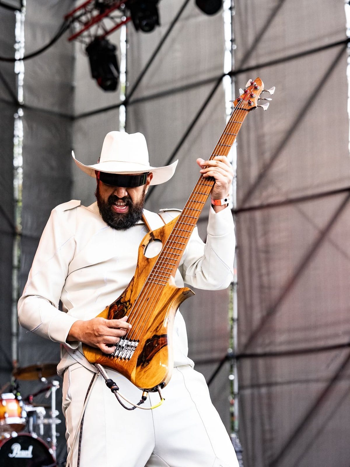 El bajista de Rex Marte con sombrero blanco