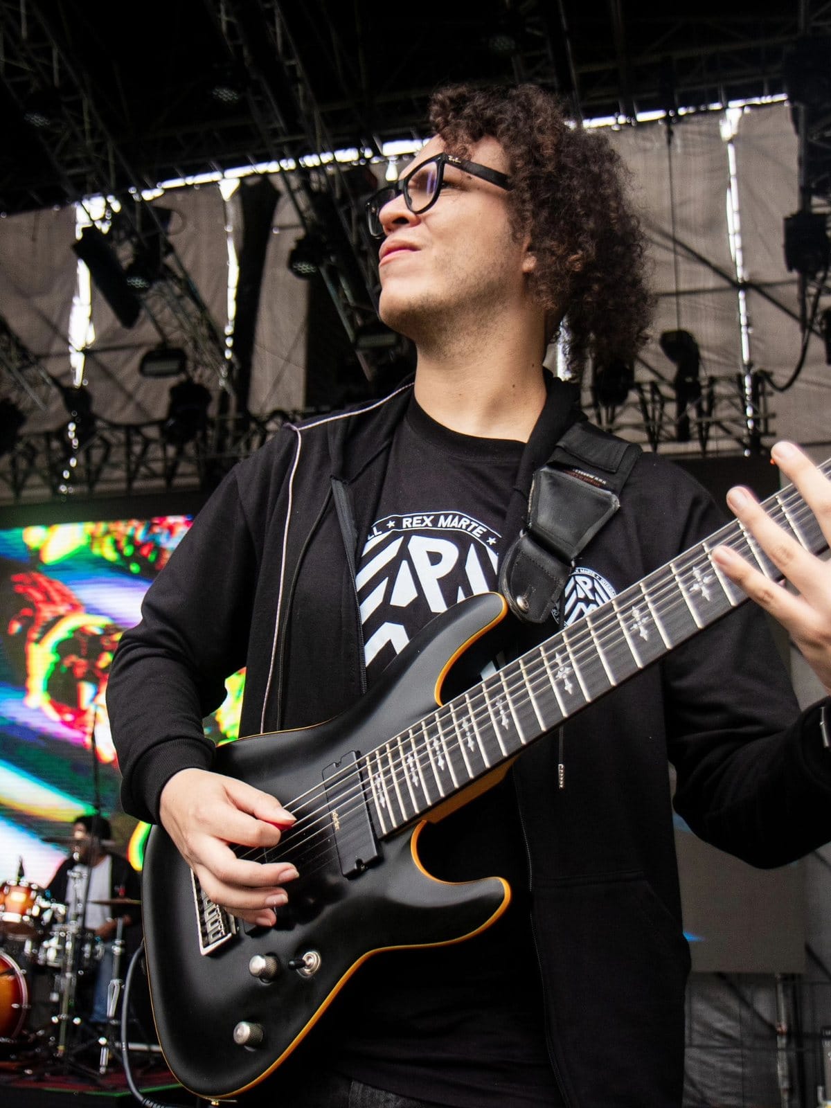 El guitarrista de Rex Marte en la prueba de sonido de Rock al Parque