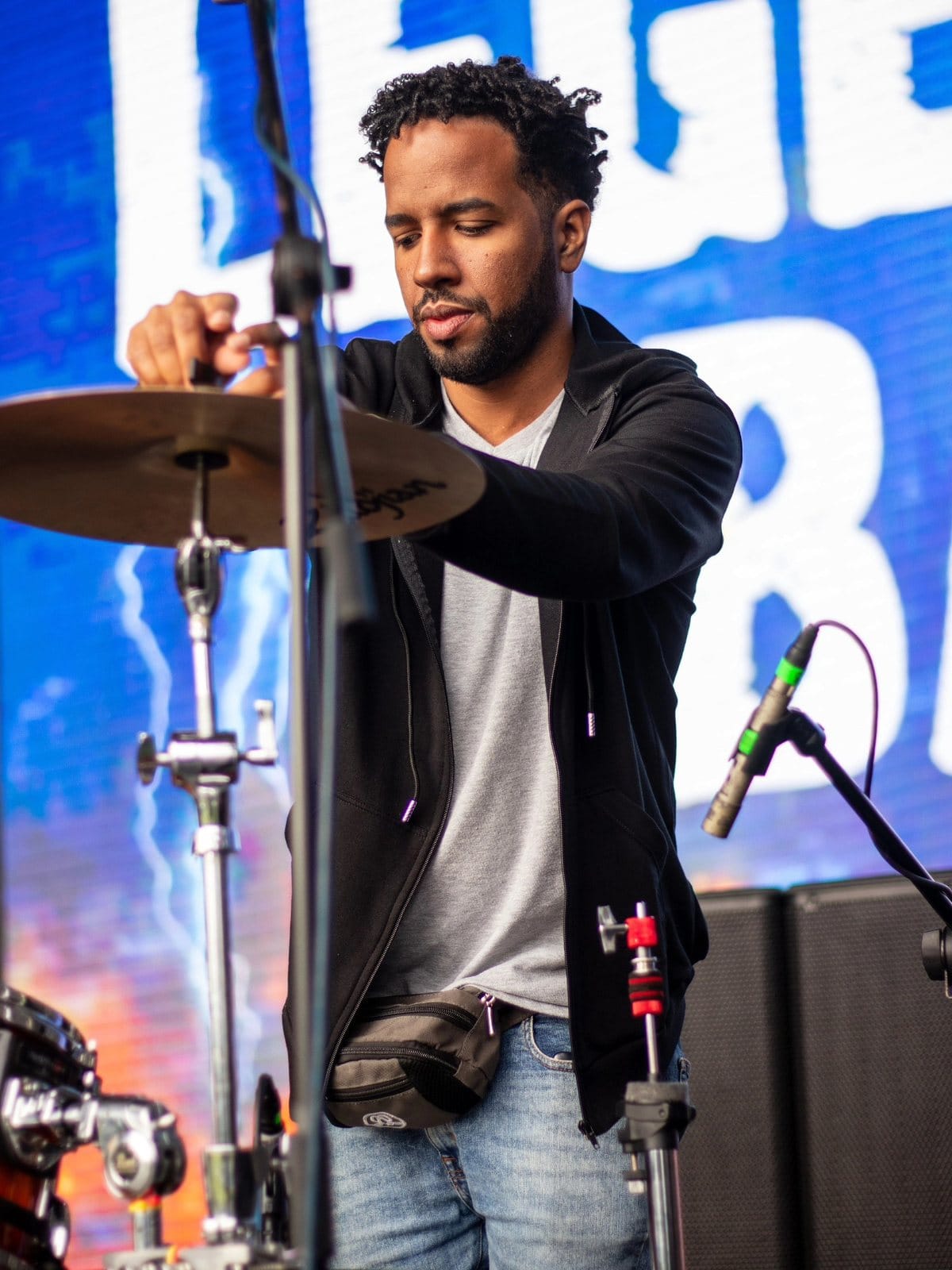 El baterista ajustando los platillos en la prueba de sonido