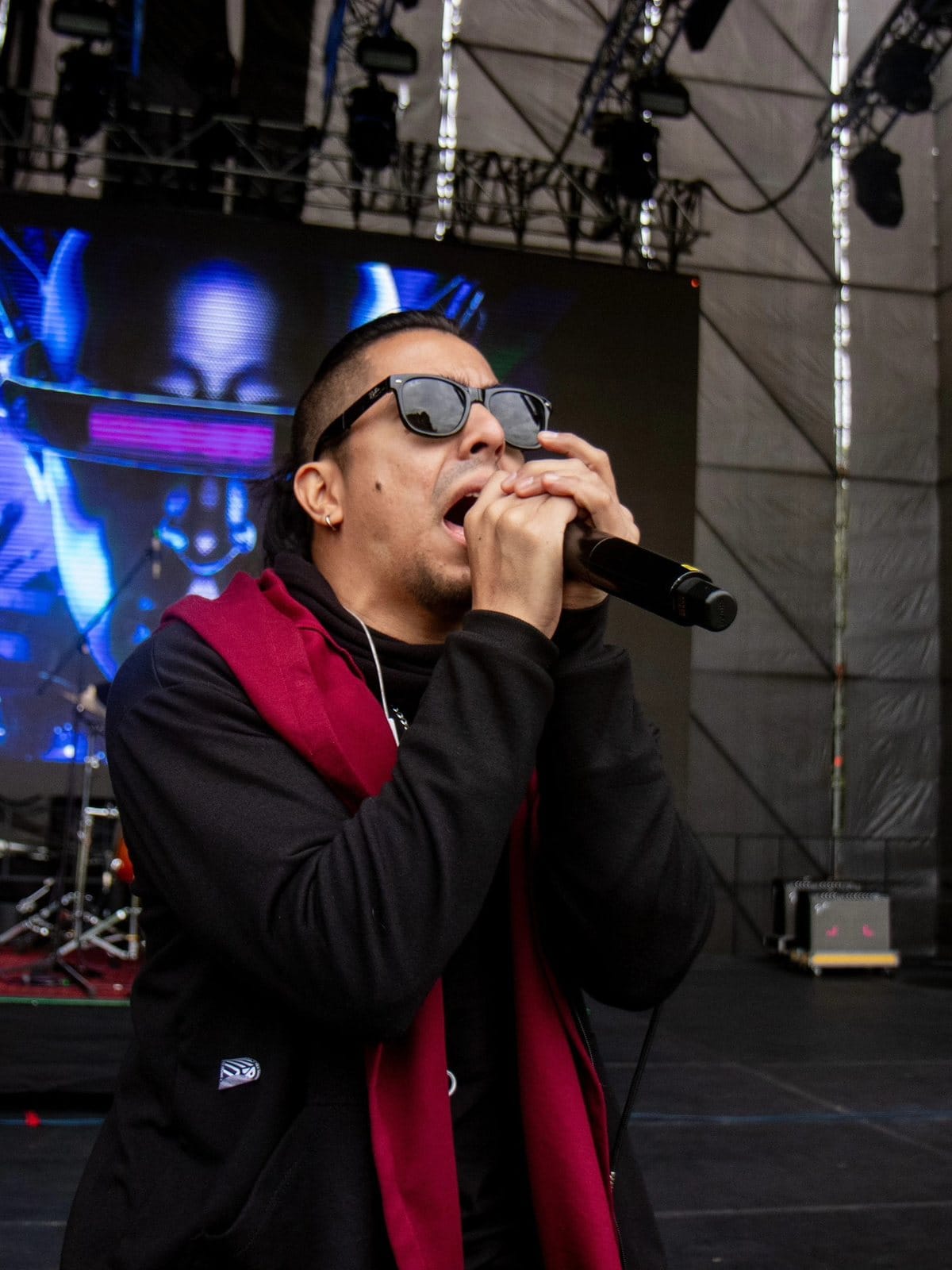 El vocalista probando el micrófono en el Escenario Eco