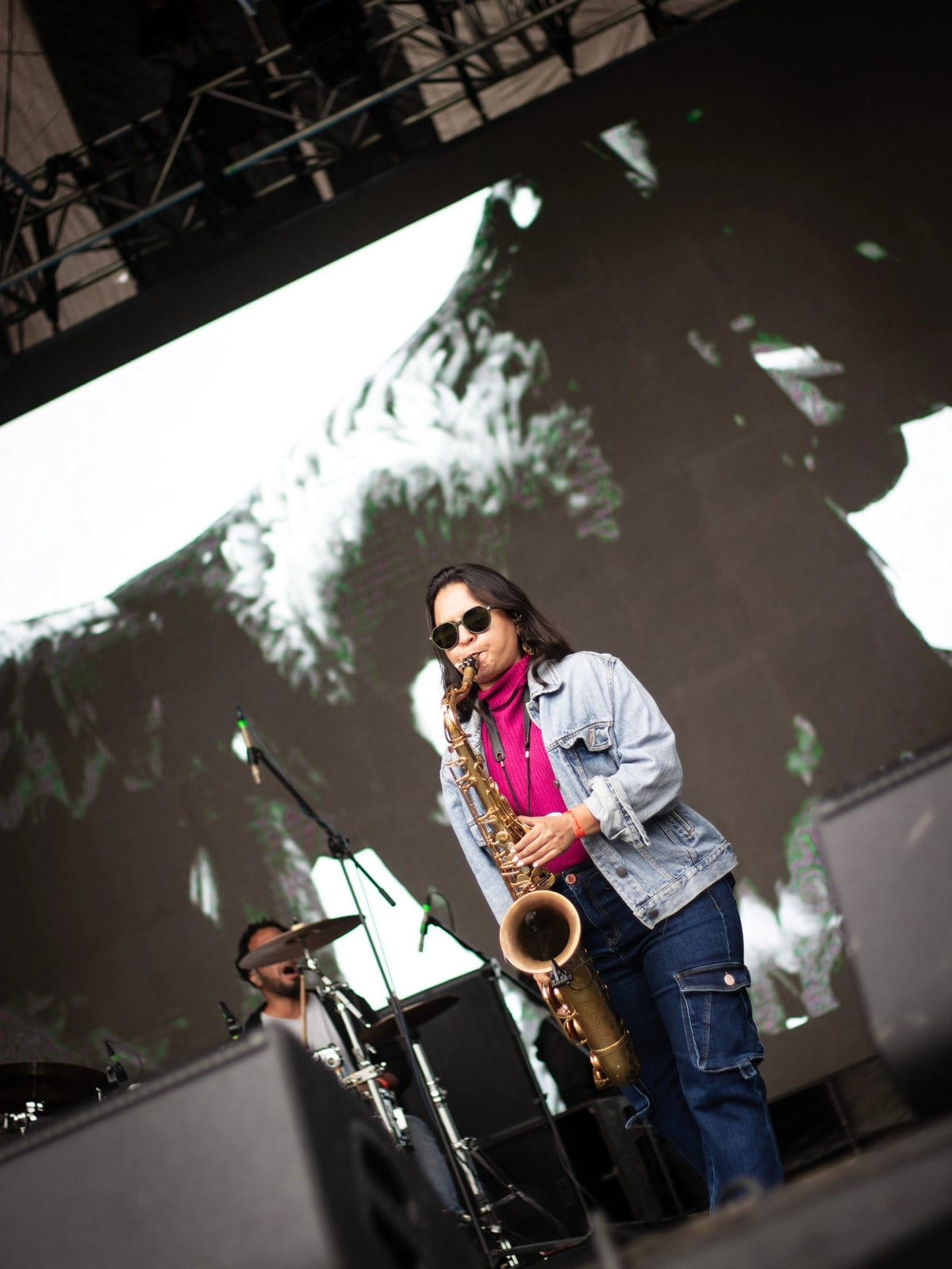 La saxofonista en la prueba de sonido