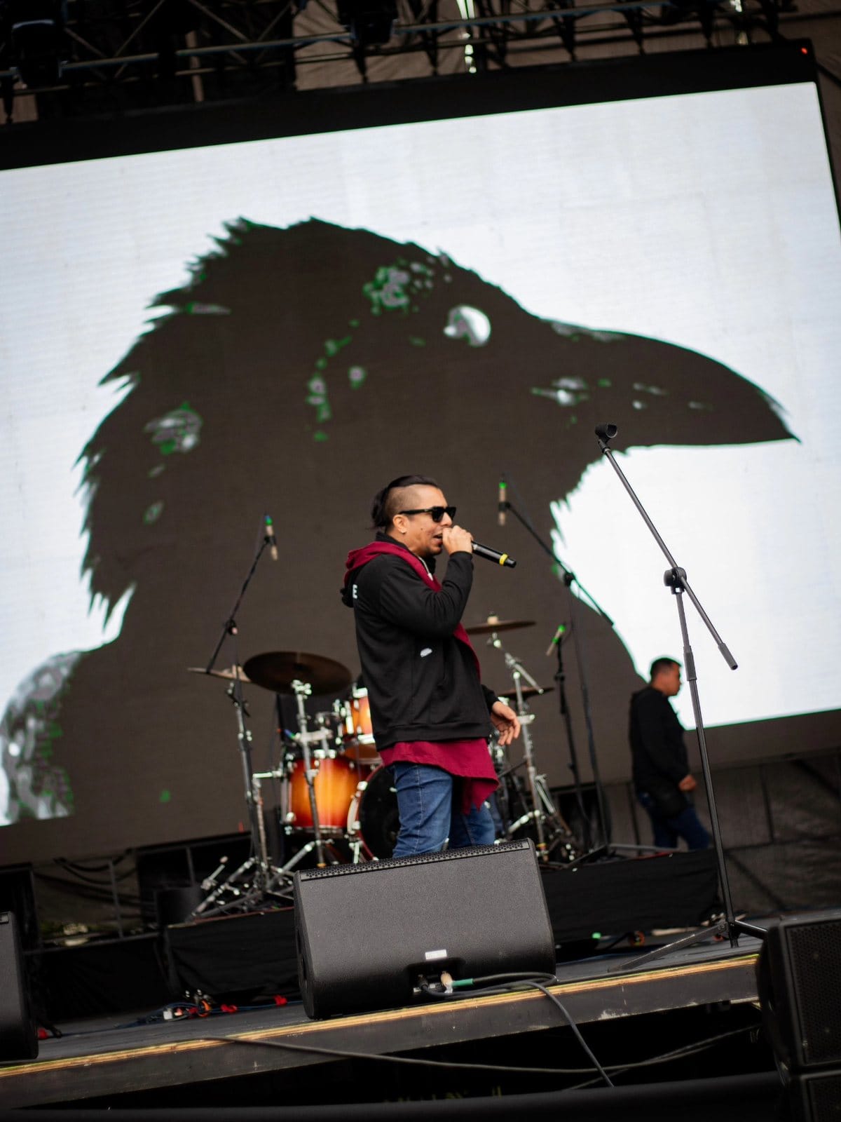 El vocalista frente a la pantalla del Escenario Eco durante la prueba