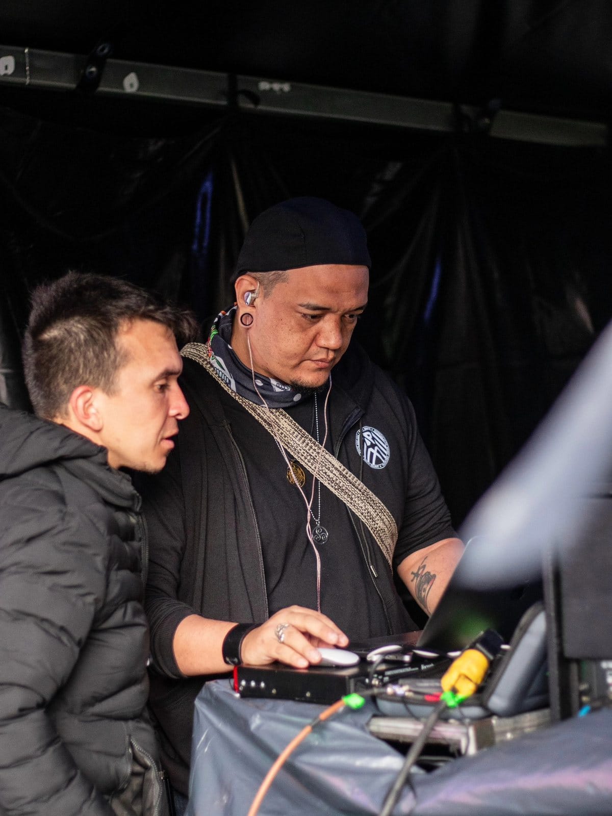 El equipo técnico en la consola durante la prueba de sonido