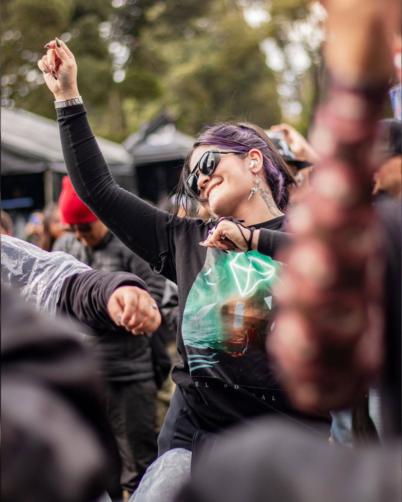 Una asistente bailando durante el show