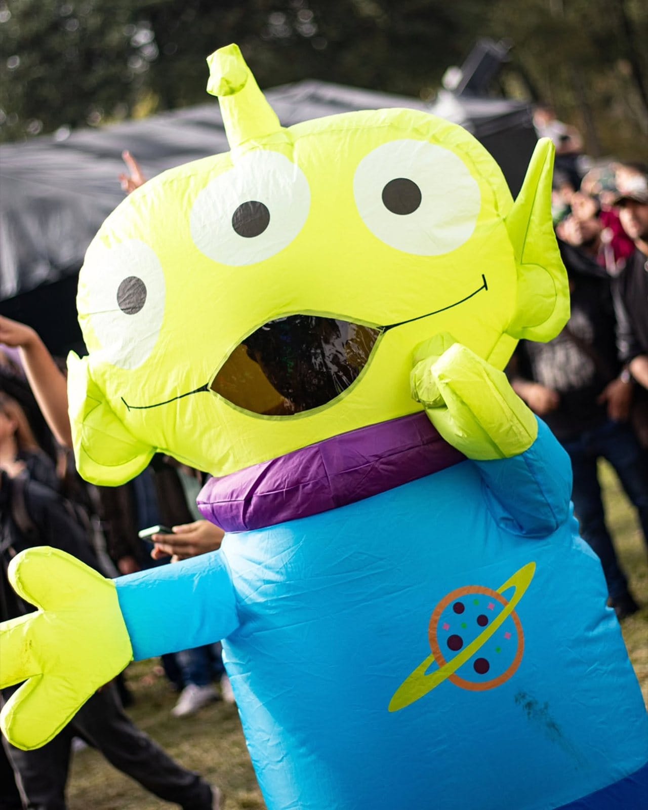 Un asistente disfrazado de alienígena verde en el público
