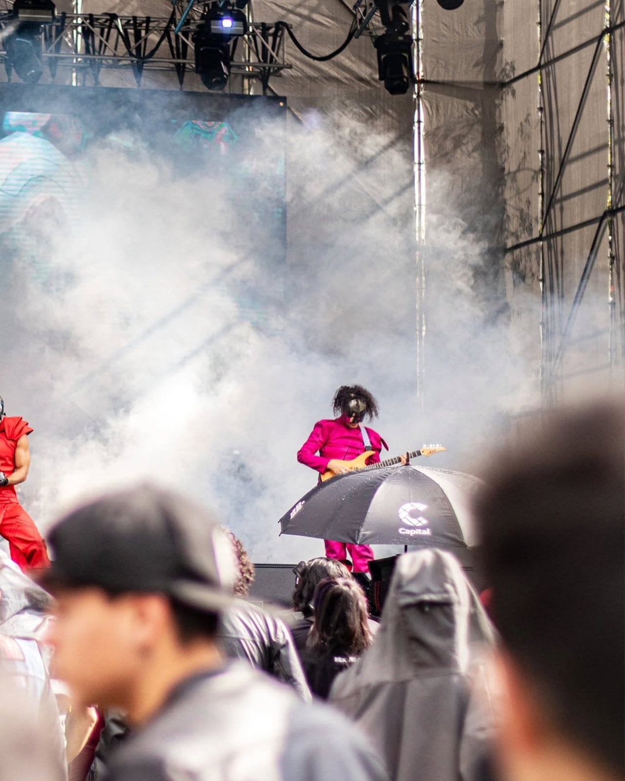 El guitarrista entre el humo, visto desde el público