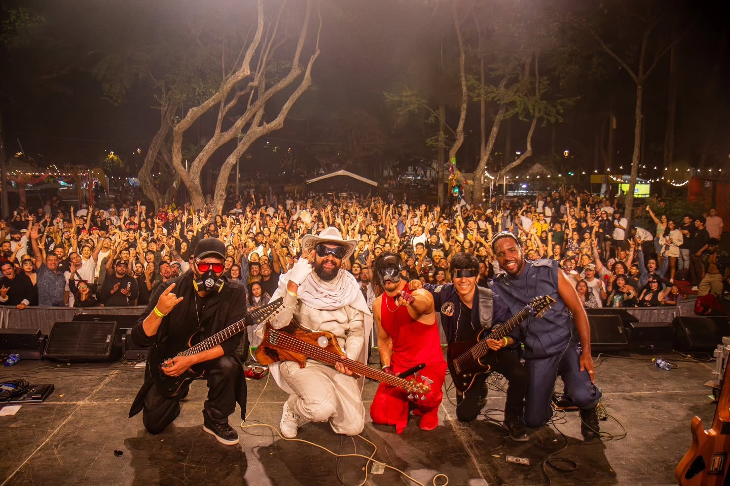 Rex Marte en tarima con el público del Sucursal Fest de fondo, Cali