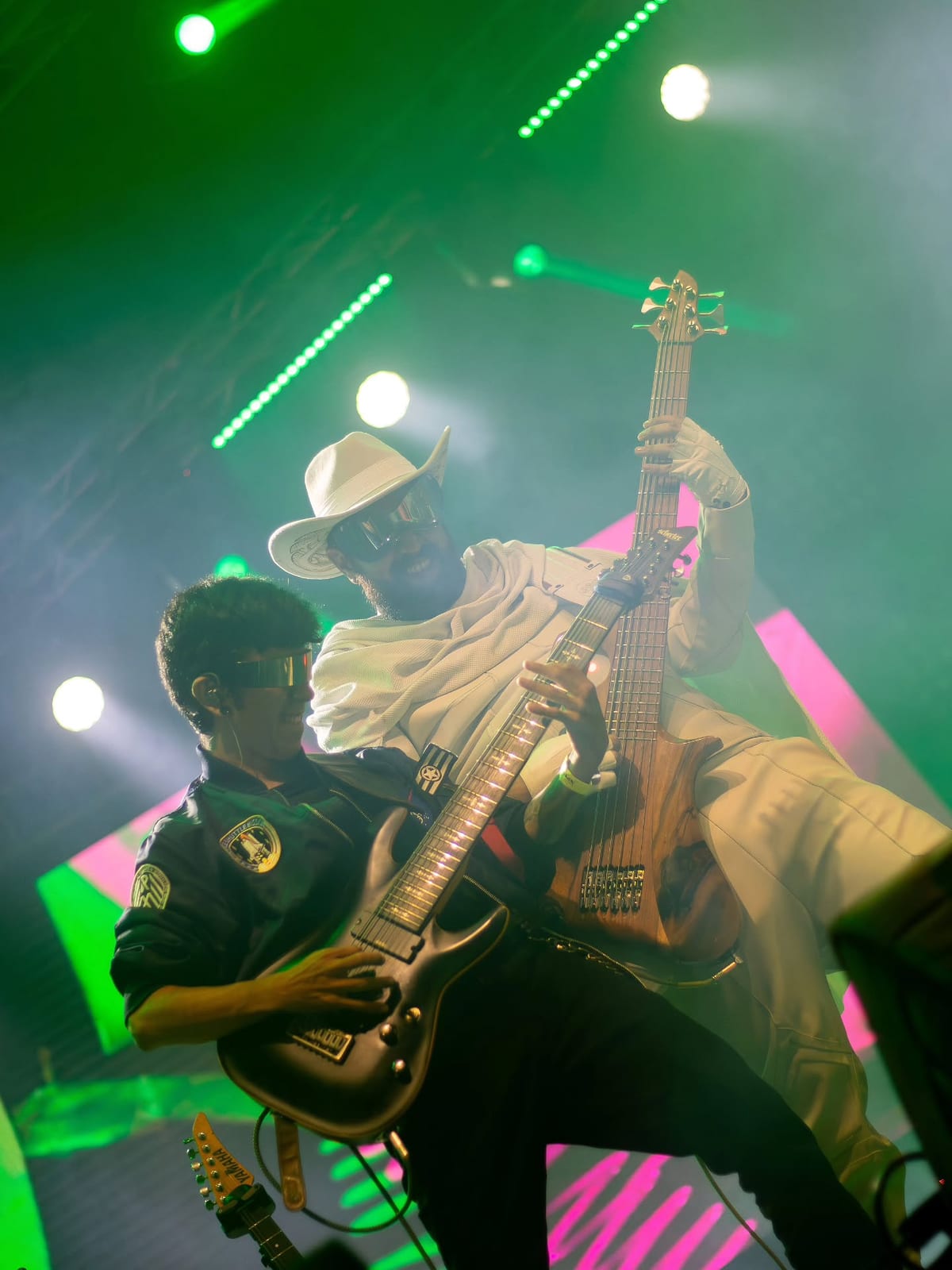 Bajo y guitarra de Rex Marte en el Sucursal Fest