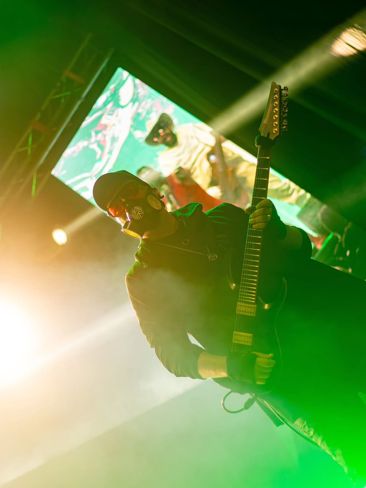 Guitarra bajo luces verdes en el Sucursal Fest