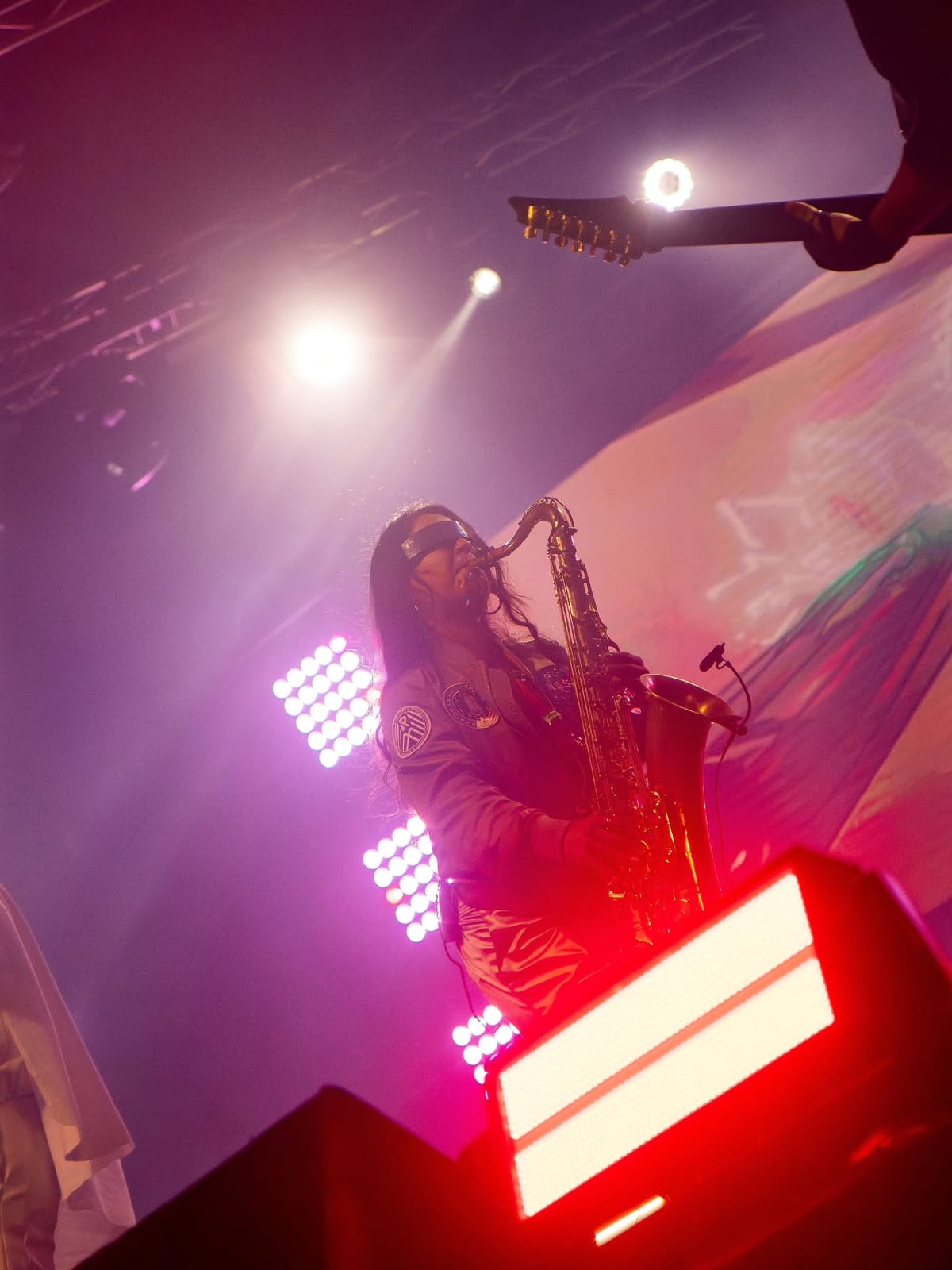 Saxofón en tarima con Rex Marte en el Sucursal Fest