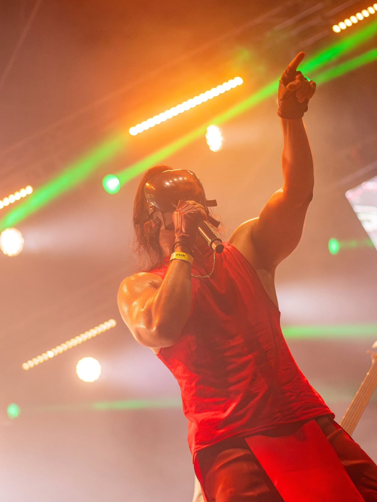 El vocalista de Rex Marte señalando al público en el Sucursal Fest
