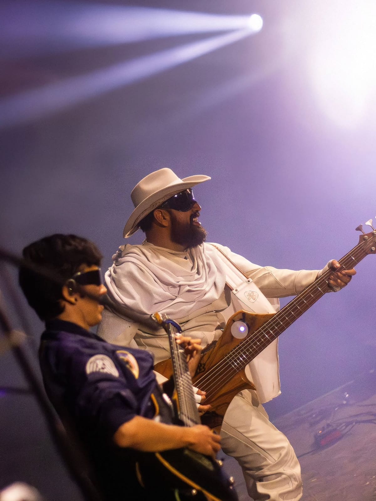 Bajo y guitarra de Rex Marte bajo luces moradas en el Sucursal Fest